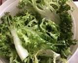 Une image de l'étape 2 de Frisée aux lardons et pignons de pin sauce balsamique.