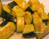 A picture of step 1 of Braised Pork with Kabocha Squash.