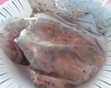 Foto del paso 2 de la receta: Pollo frito con macerado de ajo negro