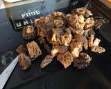 Une image de l'étape 1 de Sauce aux morilles,crème,oignon et vin rouge.