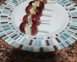 Foto del paso 1 de la receta: Pinchitos de uva y cherrys con roquefort