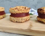 Foto del paso 4 de la receta: Alfajores de avena y coco con membrillo