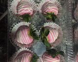 Foto del paso 2 de la receta: Fresas cubiertas de chocolate rosa