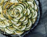 Foto del passaggio 8 della ricetta Crostata Salata con Rosa di Zucchine e Crema di Cannellini