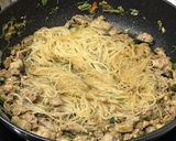 รูปขั้นตอนการทำที่ 6 ของ กะเพราวุ้นเส้นหมูเนื้อ