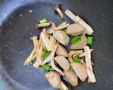 鴻禧菇炒丸子魷魚圈的食譜步驟4照片