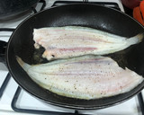 Foto del paso 6 de la receta: Lenguado a la plancha con guarnición de tomate espinacas y aderezo de VIDALIM