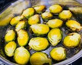 Hình bước làm 4 của món Finger Food 8👌: Bắp cải Brussels tí hon - xiên bacon- Rau củ nướng