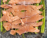 Foto del paso 3 de la receta: Espárragos trigueros con salmón y bechamel gratinados