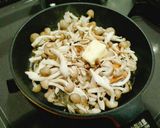 Foto langkah ke 3 dari resep Salmon shimeji tumis shoyu butter.