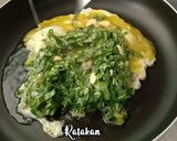 Foto langkah ke 6 dari resep Omelet Sawi Hijau.