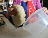 Foto del paso 2 de la receta: Pan amasado con chicharrones como en el campo chileno