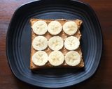 Hình bước làm 2 của món Toast chuối và bơ đậu phộng