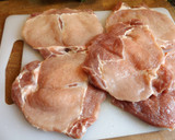 Foto del paso 1 de la receta: Chuletas horneadas con champiñones  al vino y mozzarella