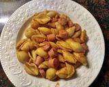 Foto del paso 3 de la receta: Salchichas de viena al tomate con fideos caracol
