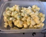Une image de l'étape 2 de Salade de melon et banane aux fruits du jardin.