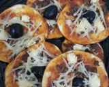 صورة لخطوة 1 من وصفة ميني بيتزا