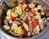 Une image de l'étape 14 de Salade tiède de poivrons rouges, pommes de terre, harengs et olives.