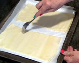 Foto del paso 5 de la receta: Tosta hojaldrada de sardinas y anchoas (videoreceta)