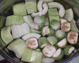 รูปขั้นตอนการทำที่ 3 ของ แกงอ่อมไก่ใส่ฟักใส่ผักชีลาว