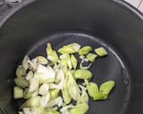 運動後的宵夜~~蒜苗蕃茄鮪魚蔬菜湯的食譜步驟1照片