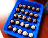 Foto langkah ke 5 dari resep Bola Coklat Biskuit Regal.