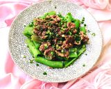 A picture of step 4 of Stir-Fried Beef with Snake Gourd.