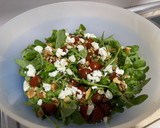 Foto del paso 3 de la receta: Ensalada de canónigos con queso de cabra, nueces y mermelada de frambuesa