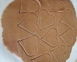 Une image de l'étape 2 de Biscuits coeur fourrés au chocolat blanc.
