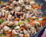 Foto del paso 6 de la receta: Carne con champiñones y verduras, al vino y soja