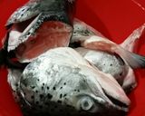 Foto langkah ke 1 dari resep Sup Kepala Ikan Salmon.