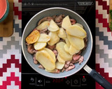 Foto del paso 5 de la receta: Bistec con papas en salsa roja