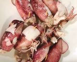 Hình bước làm 2 của món Mực nhồi thịt sốt cà chua 🍅