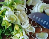 # 24 04 47 Bucatini tészta olajban eltett tonhalfilével, póréhagymával és sáfránnyal recept fázis 1 fotója