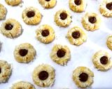 Foto langkah ke 6 dari resep Cheesy Nutella Thumbprint Cookies.