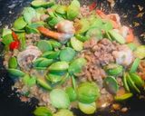 รูปขั้นตอนการทำที่ 3 ของ สะตอผัดกะปิกุ้งสดหมูสับ คีโต