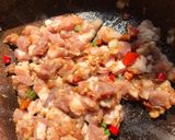 รูปขั้นตอนการทำที่ 1 ของ ฟักทองผัดกะปิหมูสามชั้น