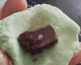 Foto langkah ke 3 dari resep Onde Onde Pandan isi Coklat.