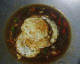 Foto langkah ke 3 dari resep Telur Ceplok Saus Pedas Manis.