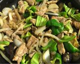 Foto del paso 8 de la receta: Berenjena, cebolla y cerdo con miso
