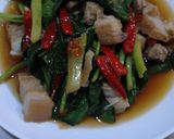 รูปขั้นตอนการทำที่ 8 ของ หมูกรอบและผัดคะน้า