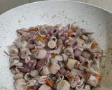 Foto langkah ke 3 dari resep Cumi tumis bawang.