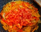 Foto del paso 3 de la receta: Filetes de cerdo en salsa de tomate y pimientos con patatas