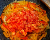 Foto del paso 3 de la receta: Filetes de cerdo en salsa de tomate y pimientos con patatas