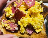 Foto del paso 2 de la receta: Tostadas con huevo y Salame