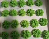 Foto langkah ke 3 dari resep Kue Semprit Pandan Keju.