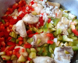 Foto del paso 4 de la receta: Pollo en salsa con aceitunas verdes y jamón