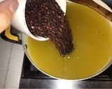 Foto del paso 2 de la receta: Sopa de cubitos con quinoa negra y fideos tostados