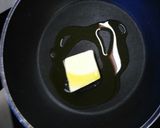 Foto del passaggio 2 della ricetta Risotto cacio,pere e cialda di Parmigiano