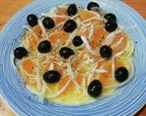 Foto del paso 4 de la receta: Ensalada de naranja, cebolla y aceitunas negras 🍊🍋